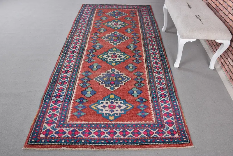 レッドペルシャ絨毯、4.2x9.1フィート、ブルーアクセント付き