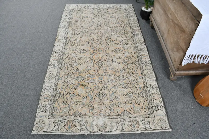 Abstrakter Teppich in Orange und Schwarz, 110 x 210 cm, lebendiges Dekor