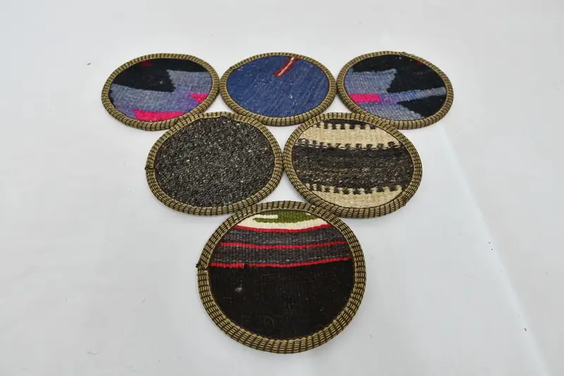 ブルーとブラウンの幾何学模様のコースター、耐久性がありスタイリッシュなラウンドコースター