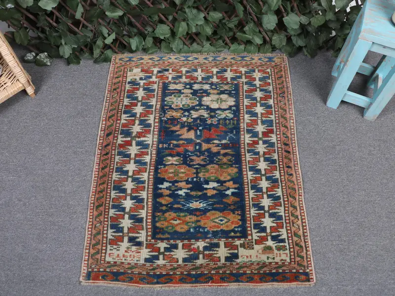 Blauer Tarnteppich, 2,3 x 2,9 Fuß mit roten Akzenten