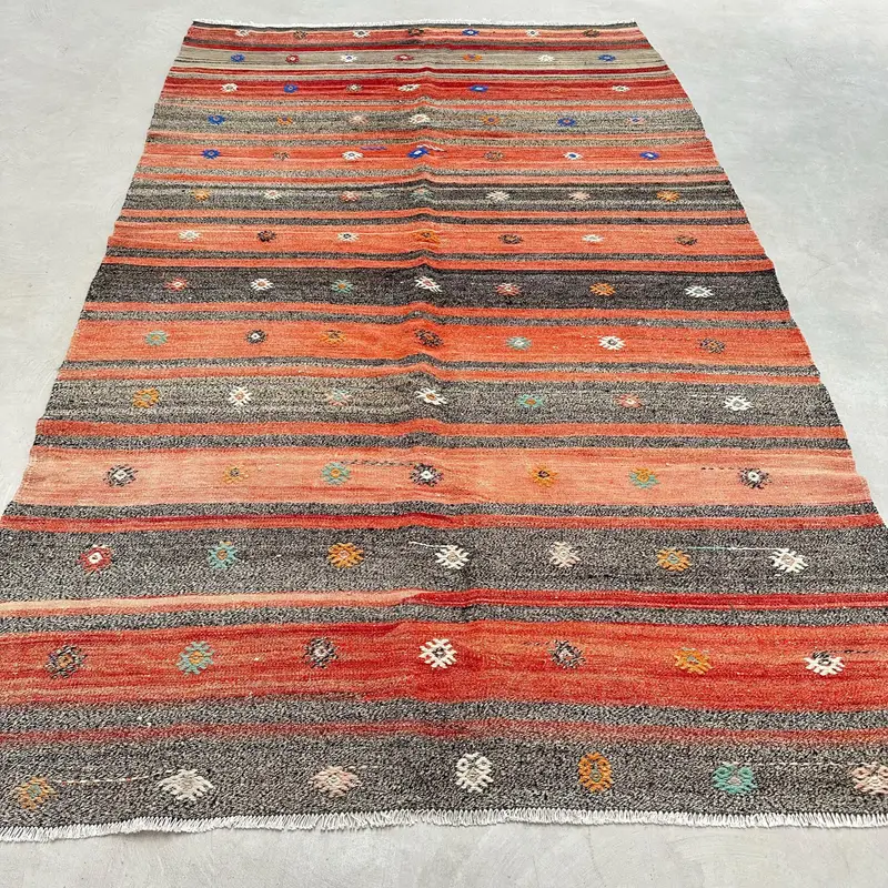 レッド&ブラックストライプラグ、5.8x9.4フィートのエレガントなデザイン