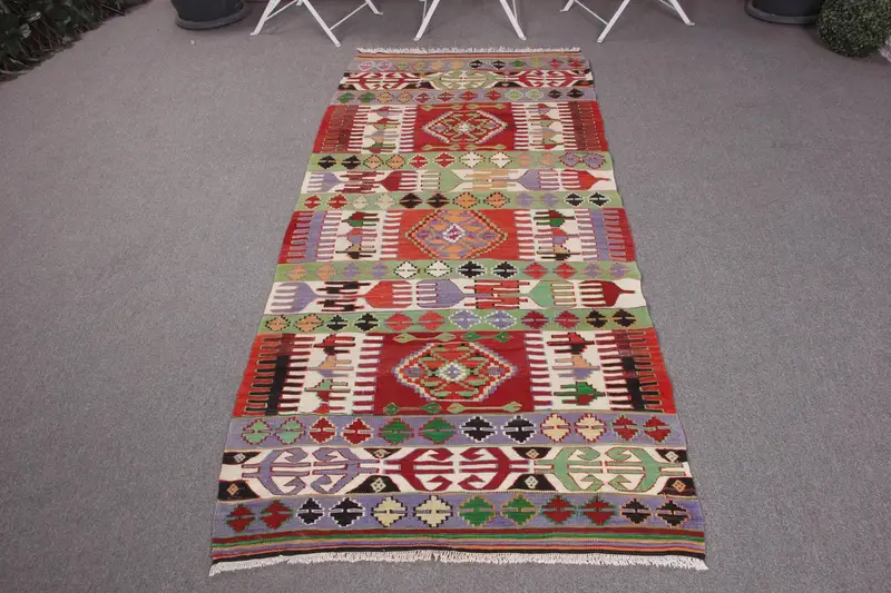 手作りの緑と赤のラグ、3x6フィートの花柄と幾何学模様