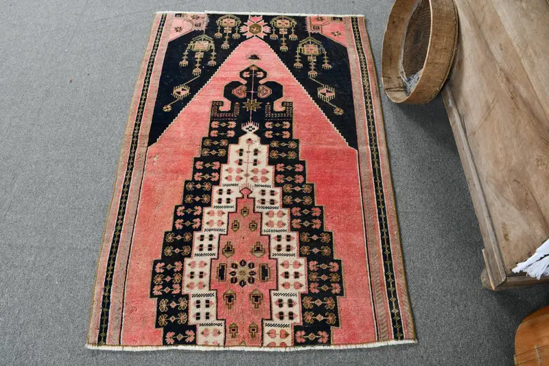 手作りのピンクとブルーのラグ、0.2x0.4フィートの幾何学模様の花柄