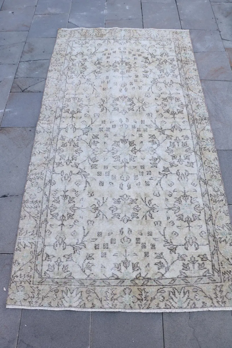 エレガントなベージュの花柄ラグ、3.4x6.4フィートのシックな装飾