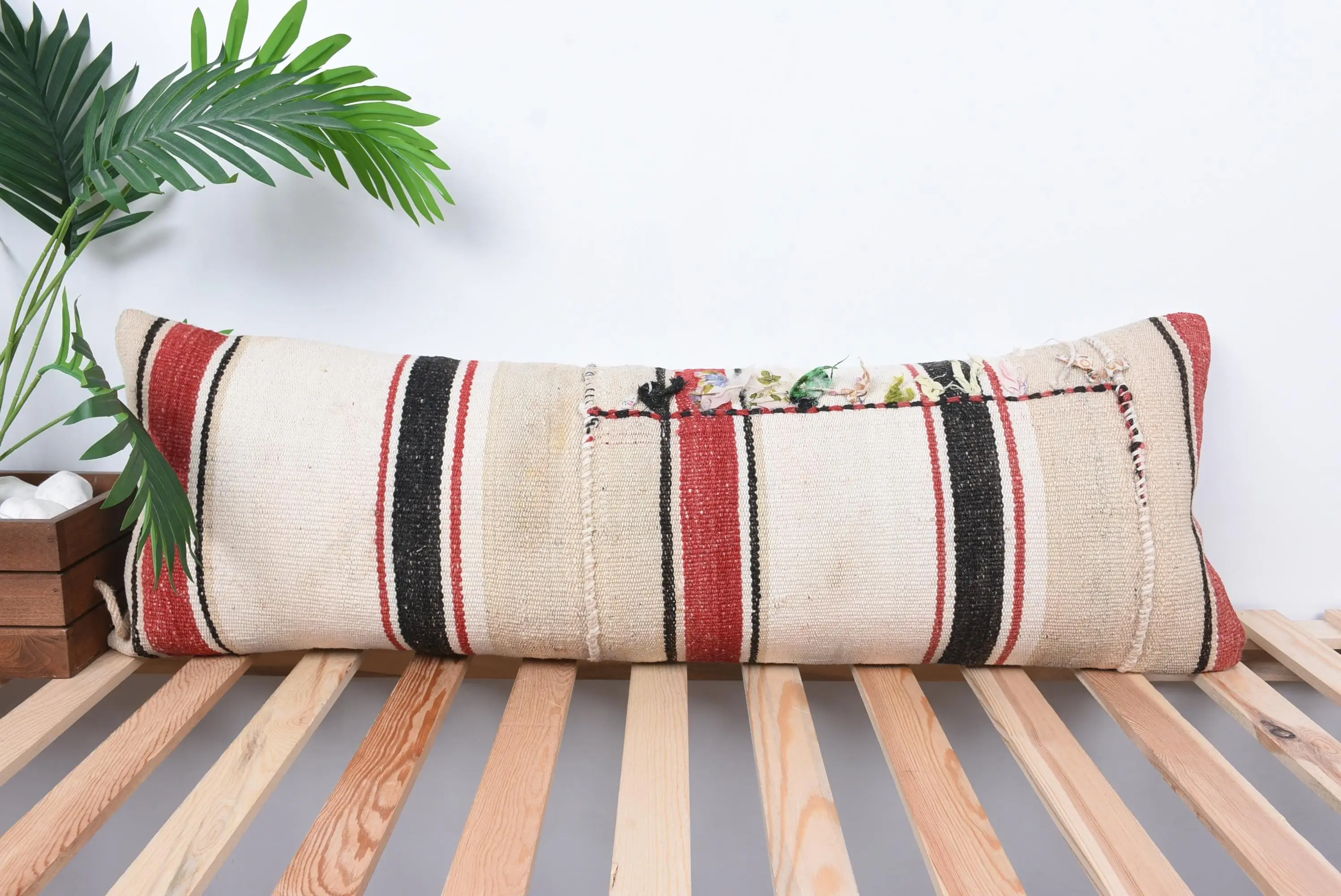 Beyaz ve kırmızı çizgili yastık, 12x36 inç dikdörtgen dekoratif yastık - 1
