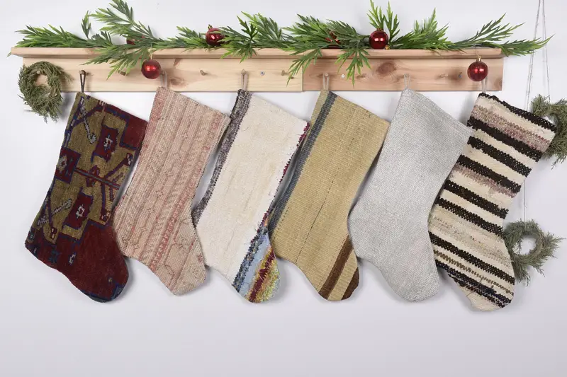 Beiger Weihnachtsstrumpf mit Ornamenten, 19 Zoll festlicher Weihnachtsstrumpf