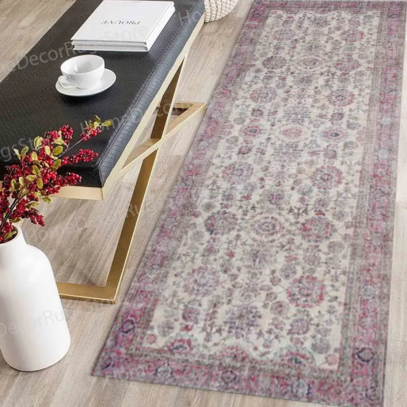 ピンクの花柄プリントラグ：落ち着いた、色あせた、エレガントな室内装飾