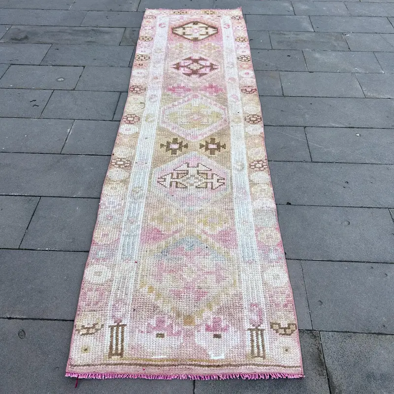Vintage Türk Halısı, 2.6x9.7 ft Runner Halı, Pembe Beyaz Bitkiler ve ağaçlar Yün Halı - 1