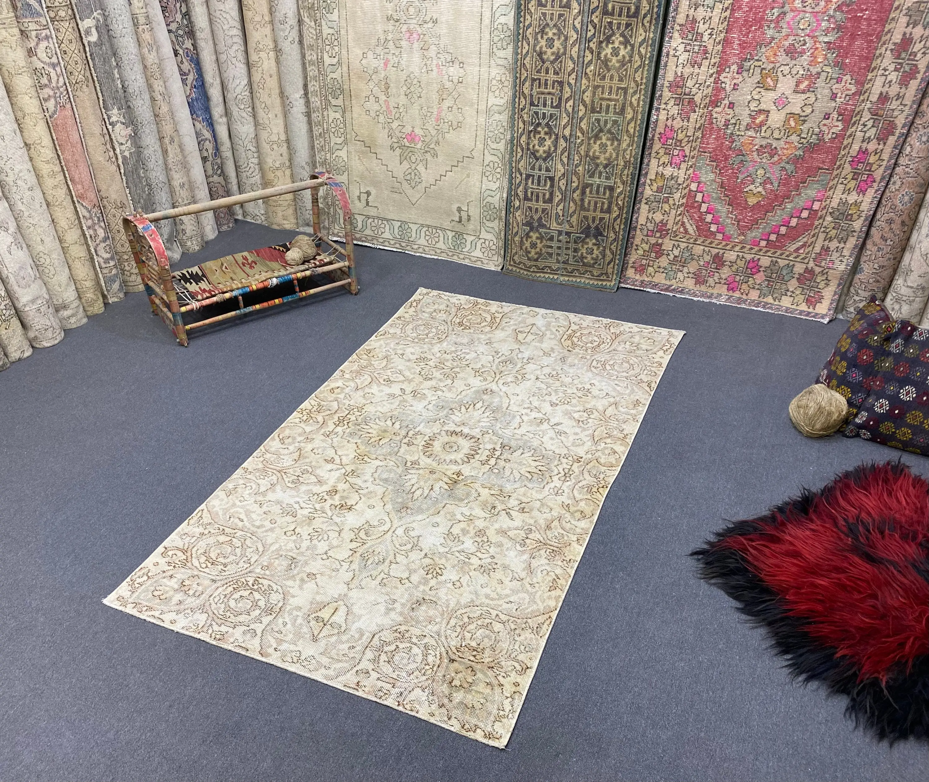 Türkischer Teppich, 114 x 207 cm, Vintage-Wollteppich mit beigem Blumenmuster - 1
