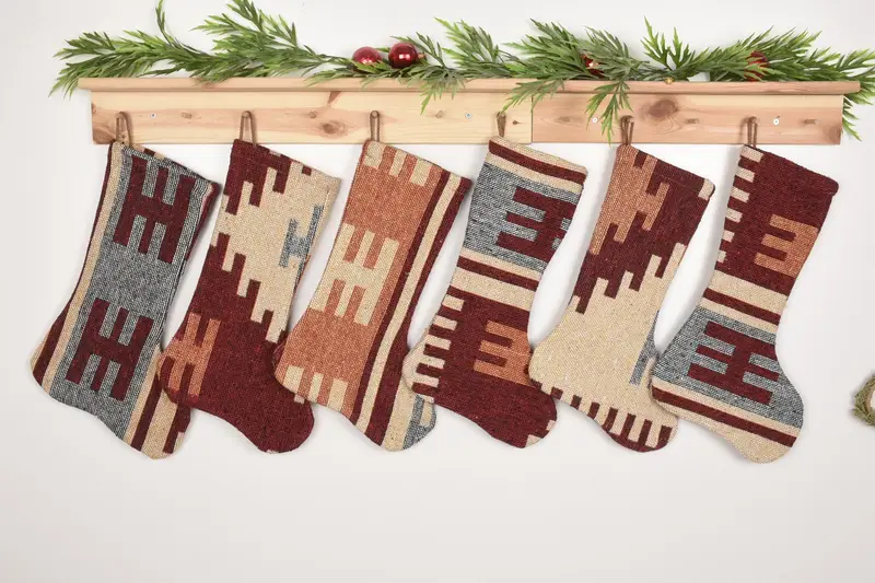 Festlicher 7-Zoll-Strumpf mit Weihnachtsornamentenmuster, einzigartiger Weihnachtsstrumpf