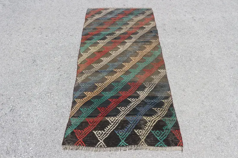 Türkischer Vintage-Teppich, 2,6 x 5,8 Fuß großer Kelim-Teppich, roter Akzent-Randteppich - 1