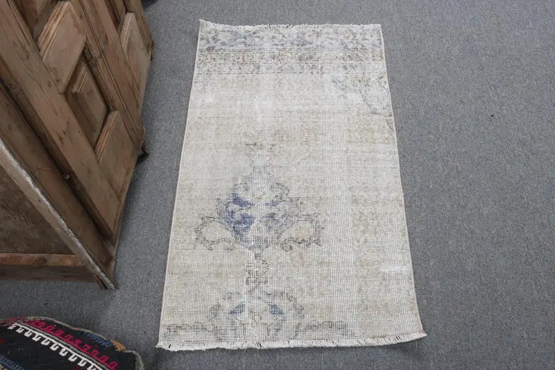 Vintage Küçük Halı, 2x3.4 ft Türk Halısı, Beyaz Oushak Yün Halı - 1