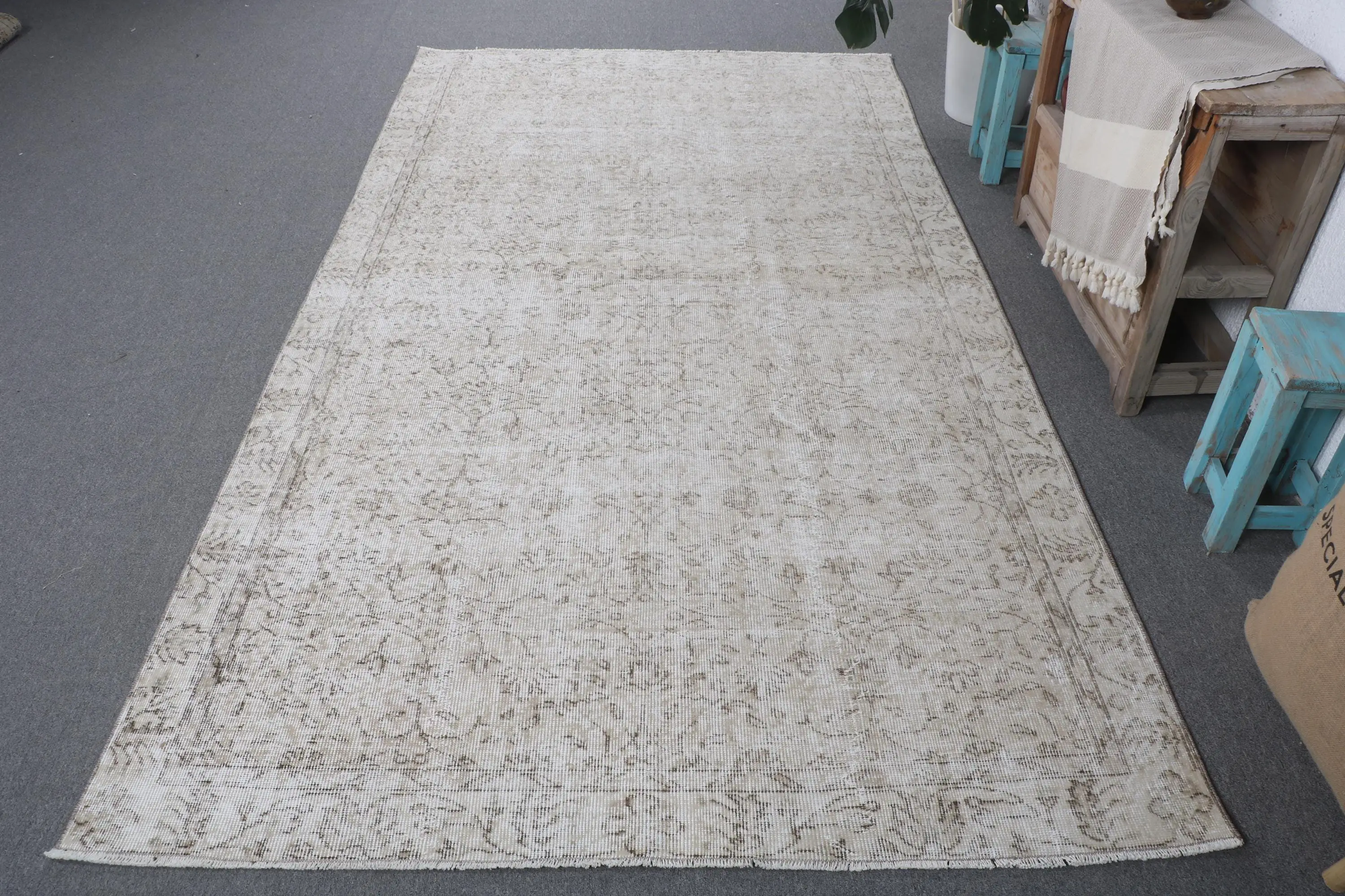 Großer Vintage-Teppich 5,1 x 9,1 Fuß (154 x 276 cm), türkischer Wollteppich mit weißem Blumenmuster - 1