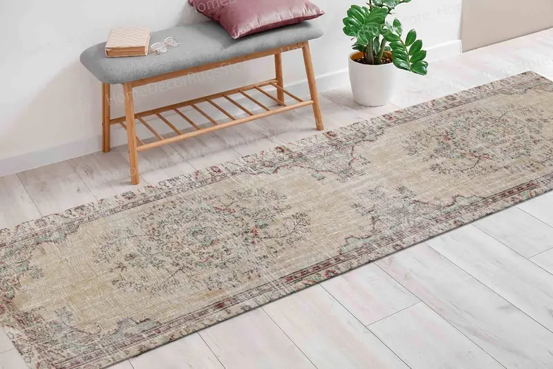 Brauner, mit Medaillon und Blumenmuster bedruckter Oushak-Teppich – moderne Eleganz