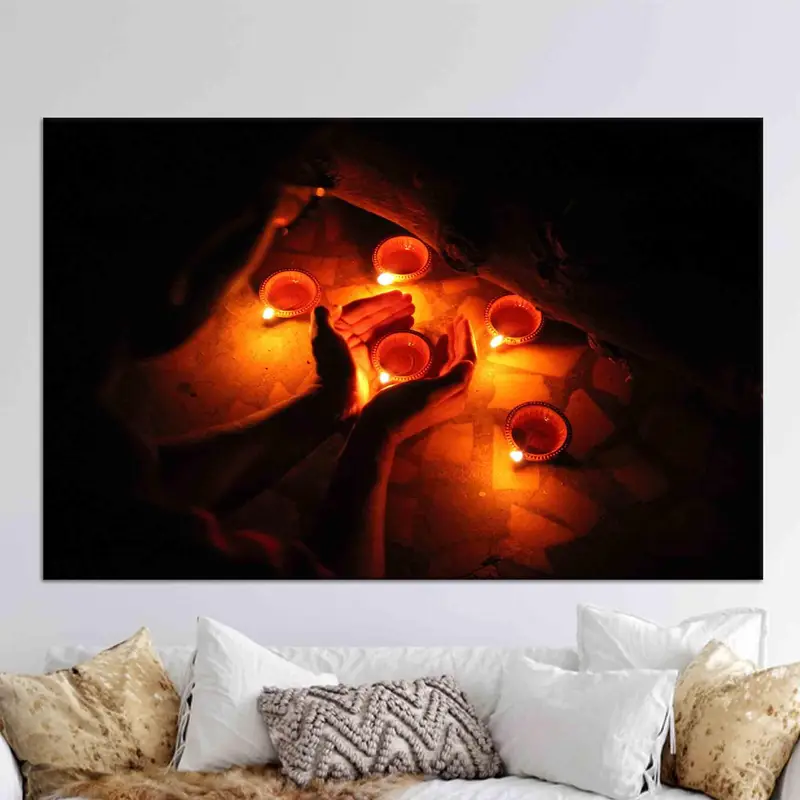 Bezaubernde Leinwand: Mystische Wahrsagerin mit brennenden Kerzen