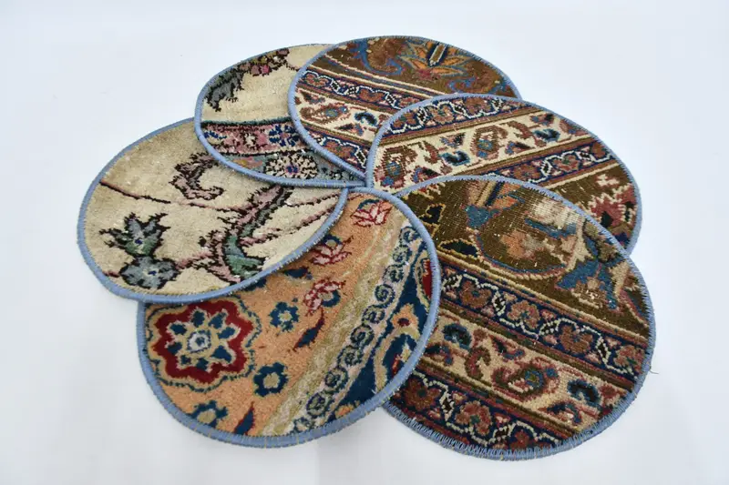 Mantel individual bohemio con círculo rojo y bronce, accesorio de comedor de algodón y lana