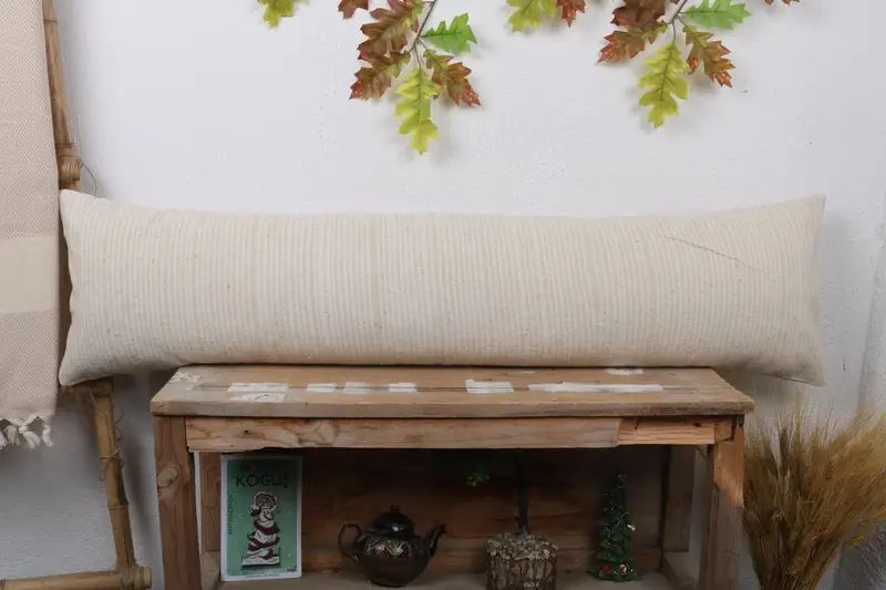 Besticktes beige gestreiftes Kissen, handgefertigtes rechteckiges Wurfkissen