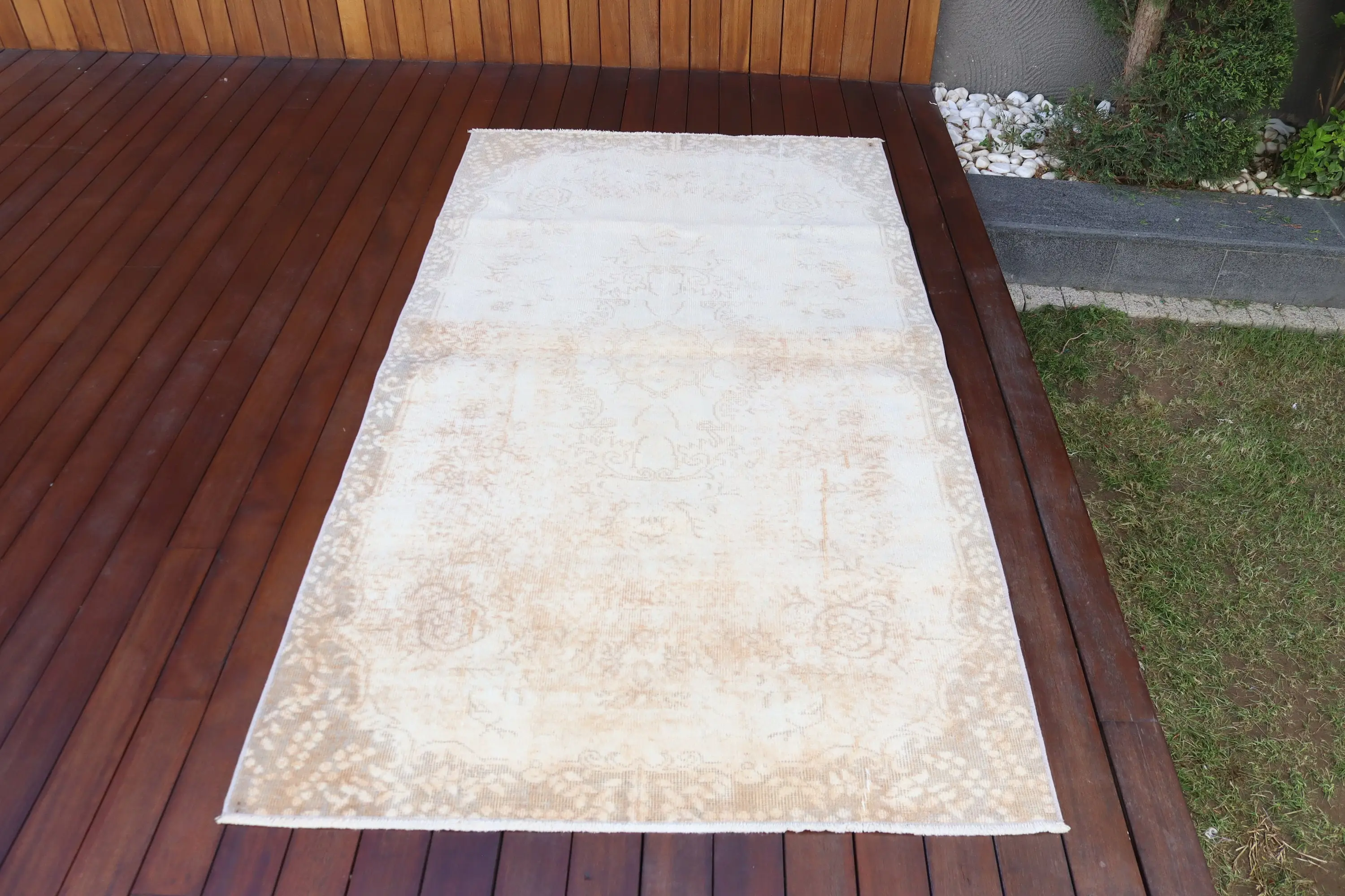 Türkischer Teppich 3,8 x 6,9 Fuß, Vintage-Teppich aus weißer orientalischer Wolle - 1