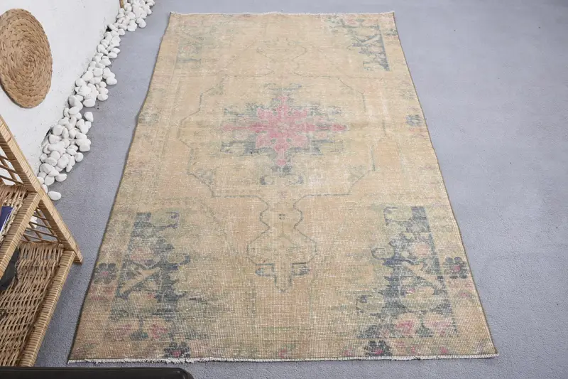 エレガントなベージュ&グリーンのオンブレラグ、4.2x6.7フィートのシックな装飾