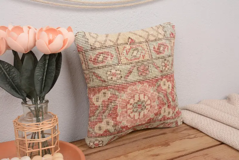 Almohada de lanzamiento bordada roja y beige, almohada floral vintage de 12x12