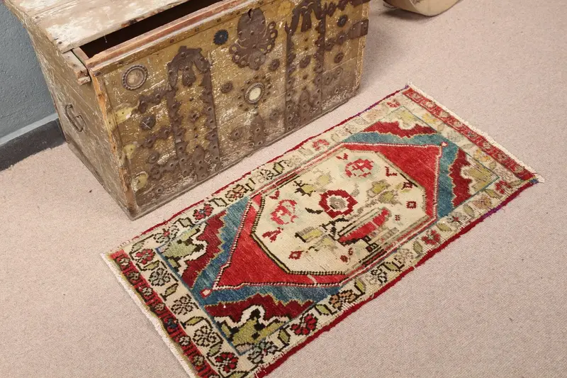 Beigefarbener Tarnteppich, 1,7 x 3,4 Fuß mit roten Akzenten