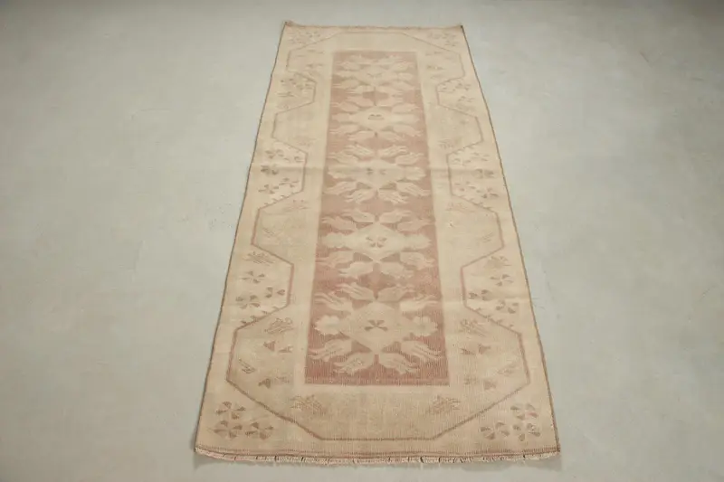 Elegante alfombra beige y morada, 2,7x6 pies, geométrica a rayas