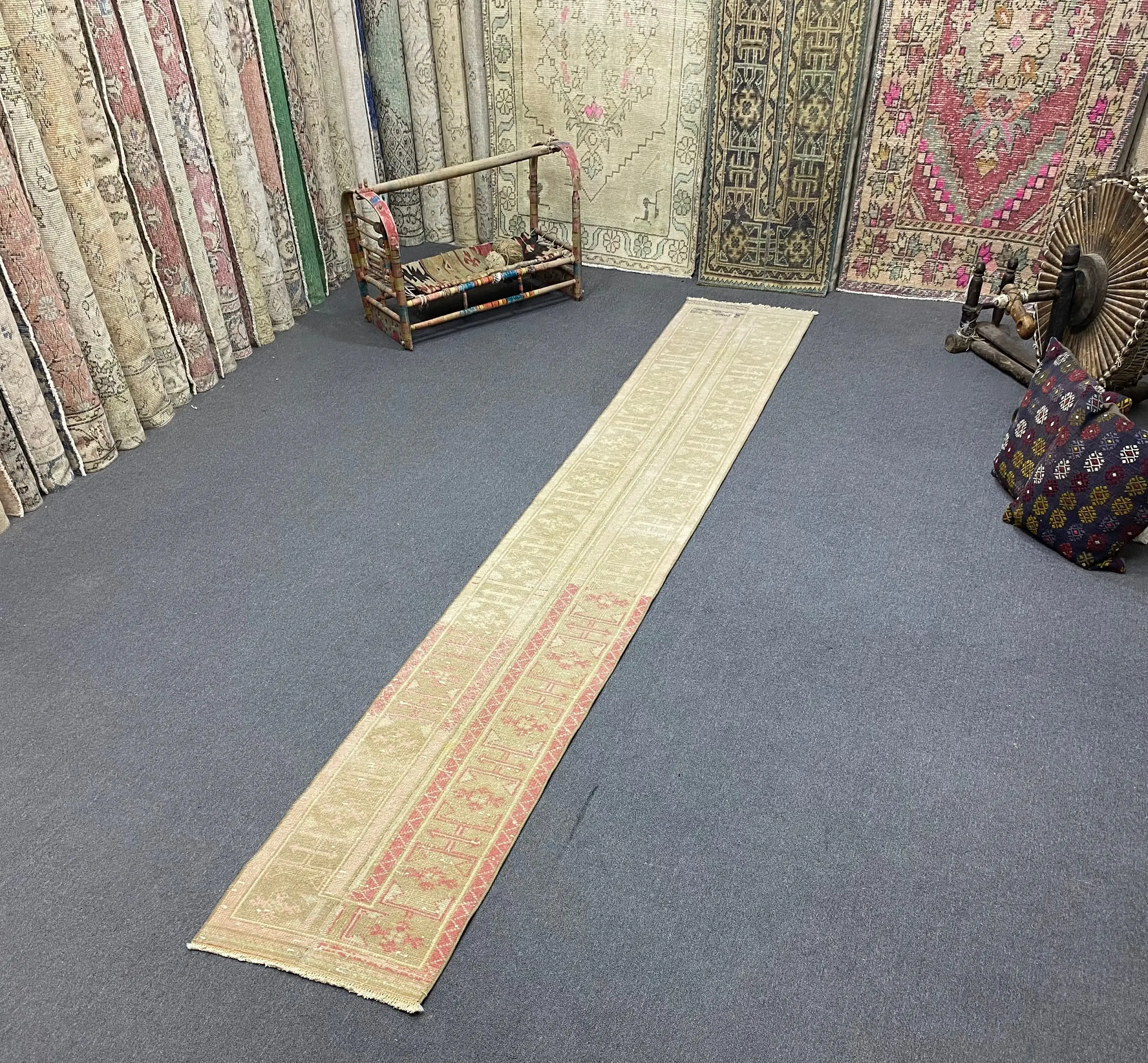 Vintage Läuferteppich, 1,7x11,5 ft türkischer Teppich, beige floraler Wollteppich - 1