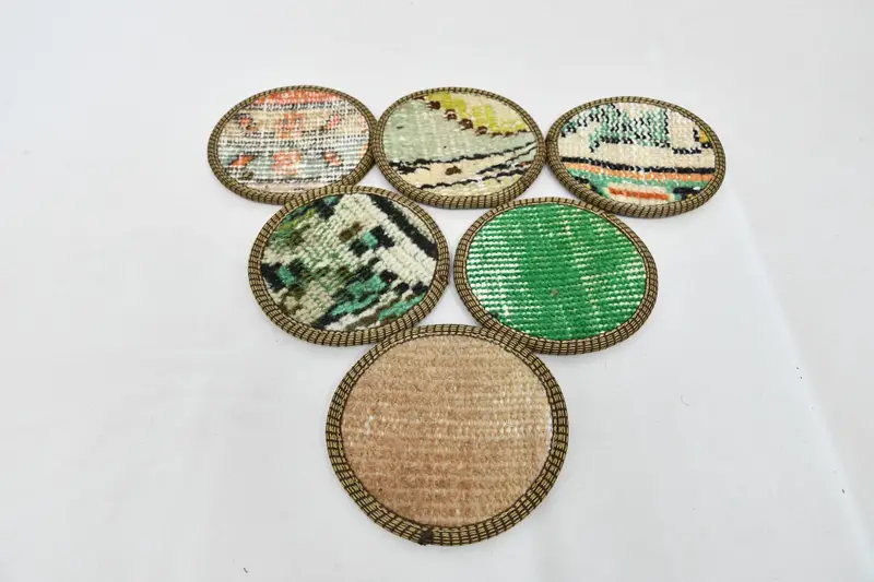 Elegantes posavasos beige y verdes, juego de posavasos de alfombra premium