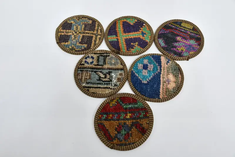 ボヘミアンブルーとレッドのラウンドコースター、耐久性がありスタイリッシュなコースター