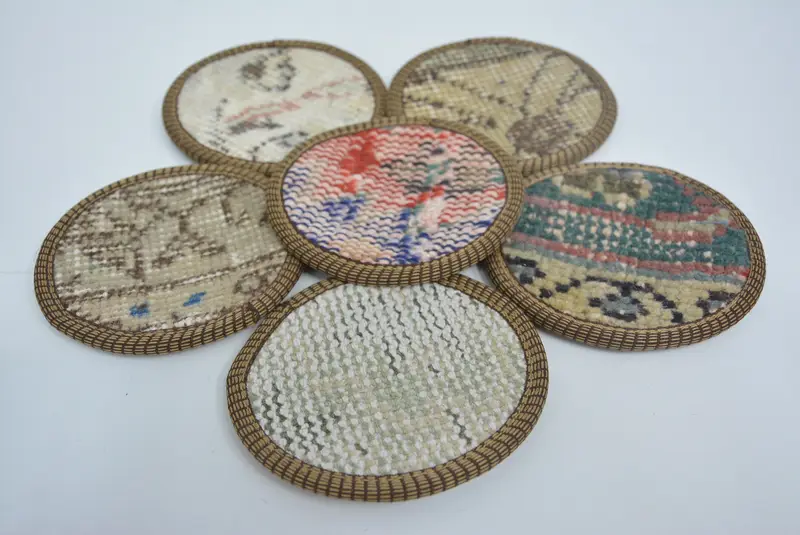 Posavasos redondo bohemio beige y rojo, posavasos bohemio único