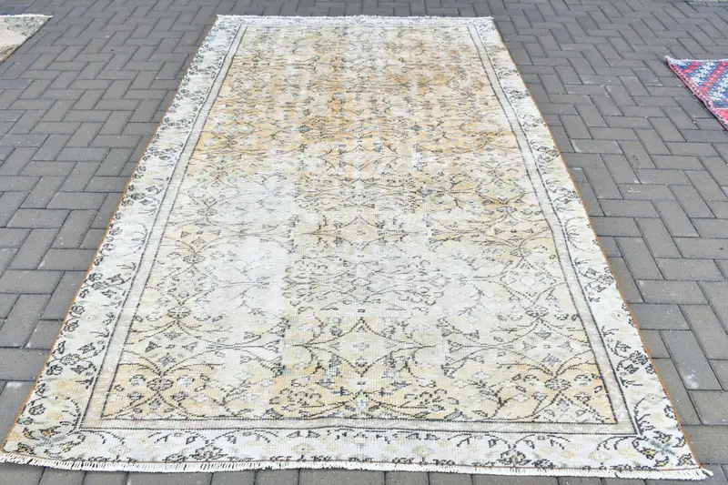 Türkischer Vintage-Teppich 5,5 x 9,1 Fuß (169 x 277 cm), weiß-blau gepunkteter Oushak-Teppich - 1