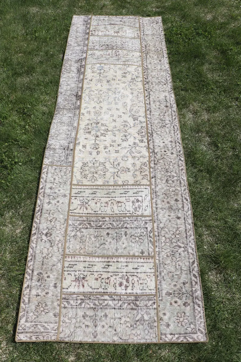 Eleganter beige-brauner Teppich, 2,7 x 8,5 Fuß großes Streifendesign