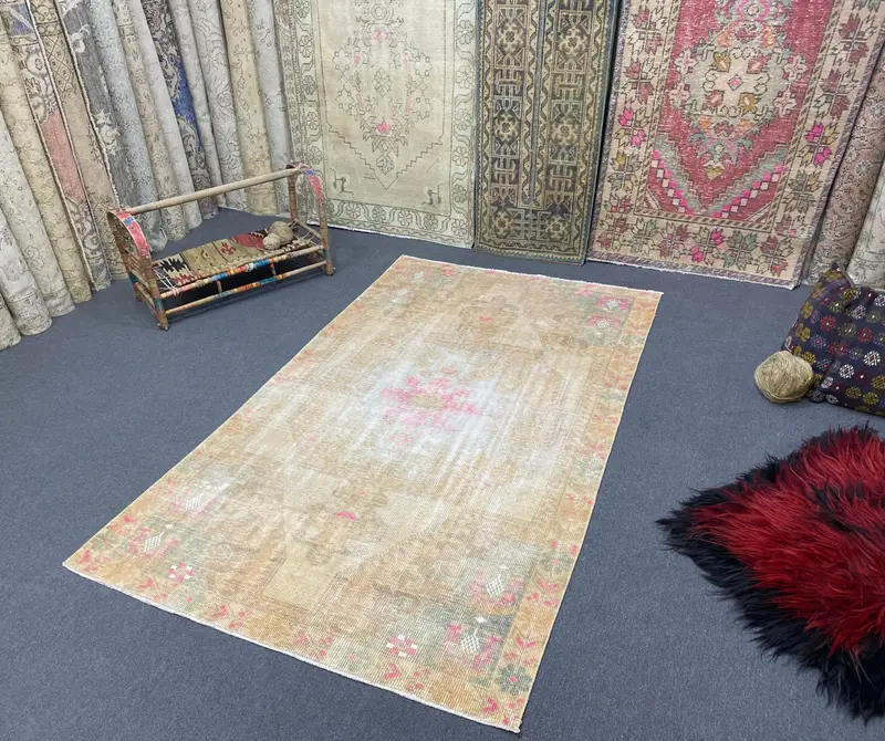 Elegant Beige & Pink Rug, 4,1x7 ft Floral & Geometric