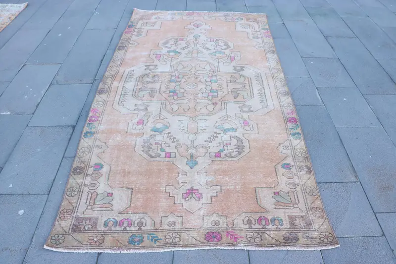 Elegant Beige & Pink Rug, 4.1x7.9 ft Floral & Geometric