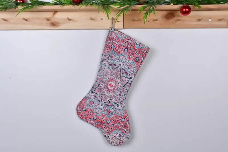 Şenlikli Yeşil ve Pembe Noel Çorabı, 12 İnç Süs Desenli Çorap