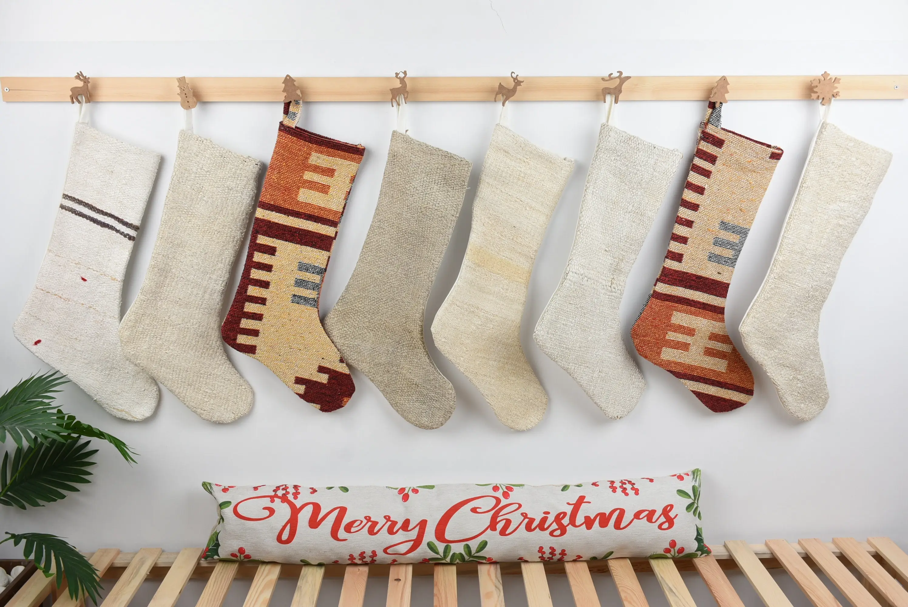 Patrón de adornos navideños festivos, calcetín navideño de 8 pulgadas de ancho - 1