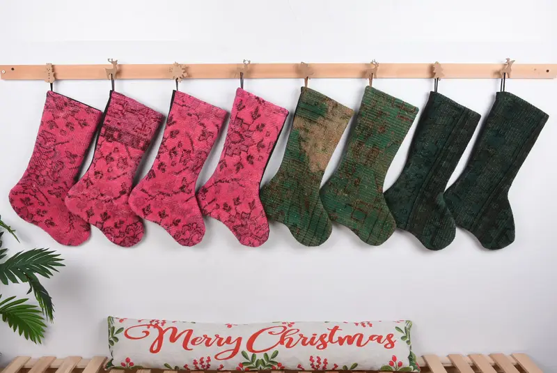 Şenlikli Pembe ve Kahverengi Noel Çorabı, 8 inç Geniş Tatil Çorabı