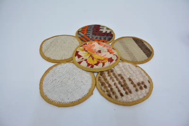 Elegante conjunto de posavasos étnicos, posavasos rústicos blancos y amarillos