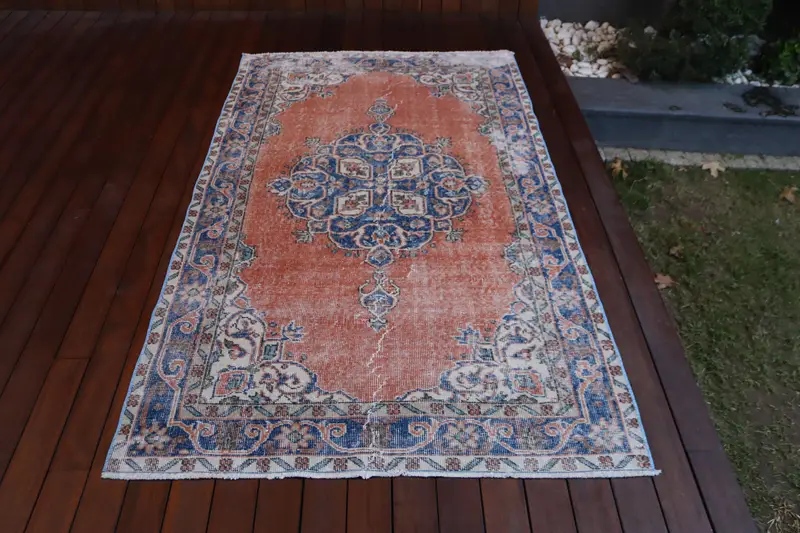 Türkischer 3,9 x 6,5 Fuß großer Teppich, Vintage-Teppich, blau umrandeter Teppich - 1