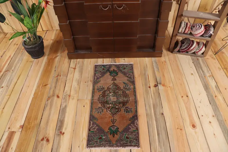 1,3x2,8 ft kleiner Vintage Teppich, türkischer Teppich, braungrüner Wollteppich mit Pflanzen und Bäumen - 1