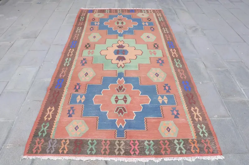 Canlı Turuncu ve Mavi Halı, 5,5x10,5 ft Puantiyeli Tasarım