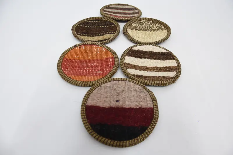 Braun und rot gestreifte Untersetzer, gewebte rutschfeste Pads