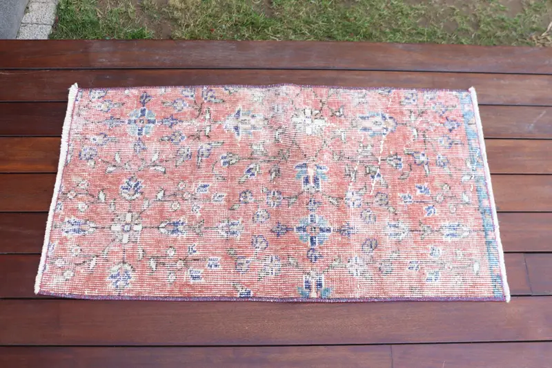 Türkischer kleiner Teppich 1,7 x 3,1 Fuß (52 x 93 cm), Oushak rot gestreifter Vintage-Teppich - 1