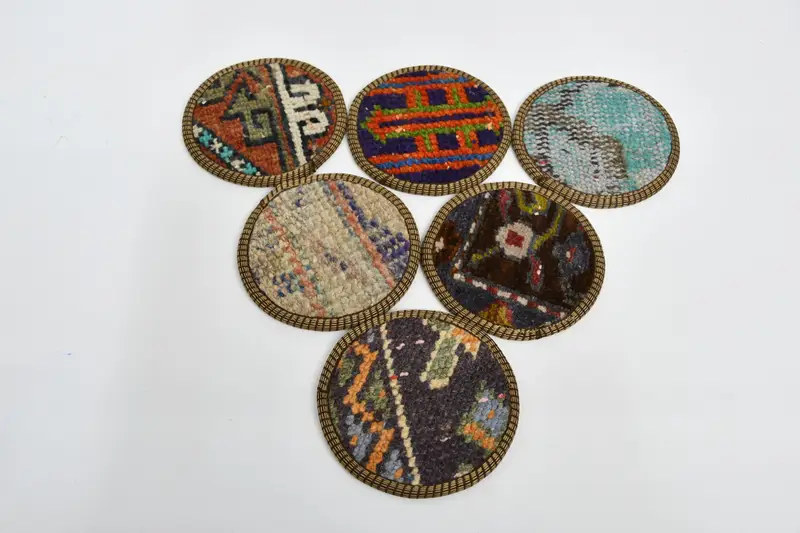 Posavasos azules y rojos con estampado étnico, posavasos duraderos y lavables.