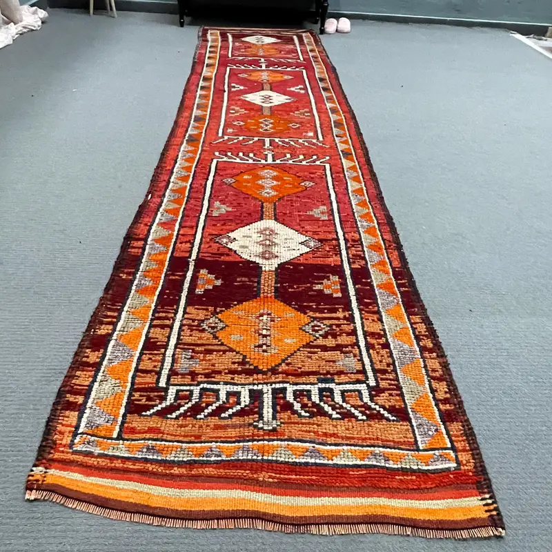 Vintage türkischer Teppich 3x12,5 Fuß, roter Herki-Teppich mit Pflanzen und Bäumen - 1