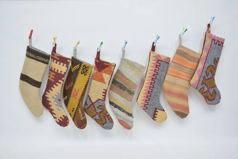 Şenlikli Noel Süsleri Deseni, 8 İnç Geniş Tatil Çorabı