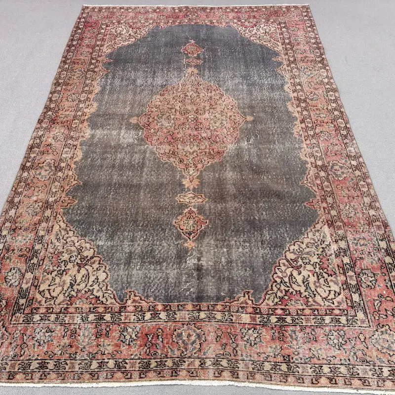 ブラウンアクセント付きグレーラグ、0.5x8.7フィート無地パターン