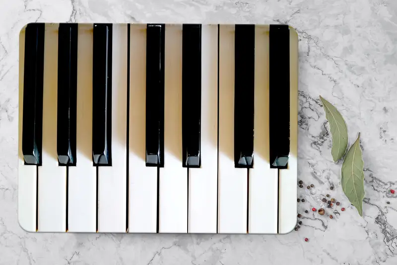 白い模様のデザインが施されたトレンディな黒いガラスまな板