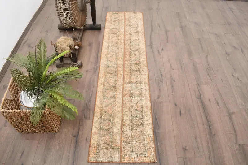 1,5 x 6 Fuß großer türkischer Teppich, Vintage-Läuferteppich, braungrüner Wollteppich mit Tiermuster - 1
