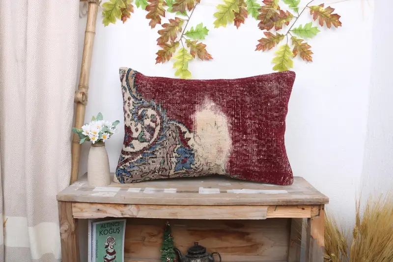 Rotes floral besticktes Wurfkissen, handgefertigtes Vintage-Kissen